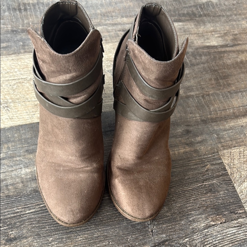 Brown Ankle Boots with Crisscross Straps and Block Heel